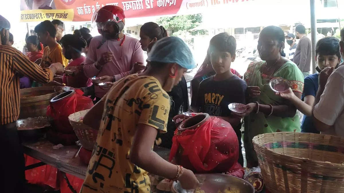 பெண் குழந்தை பிறந்ததை விமரிசையாக கொண்டாடிய பானி பூரி வியாபாரி... ம.பி.யில் நெகிழ்ச்சி சம்பவம்!