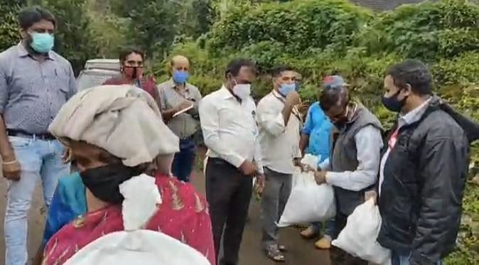 சிக்காமல் கல்தா கொடுக்கும் புலி; முடங்கிய மக்கள்: அத்தியாவசிய பொருட்கள் வழங்கி அசத்திய கூடலூர் பேரூராட்சி