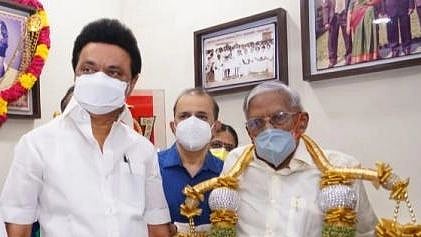 “தலையெடுக்கும் புதிய அரசியல் நாகரிகம்” : ஆர்.எம்.வீரப்பன் இல்லத்துக்கே சென்று வாழ்த்திய முதலமைச்சர்!