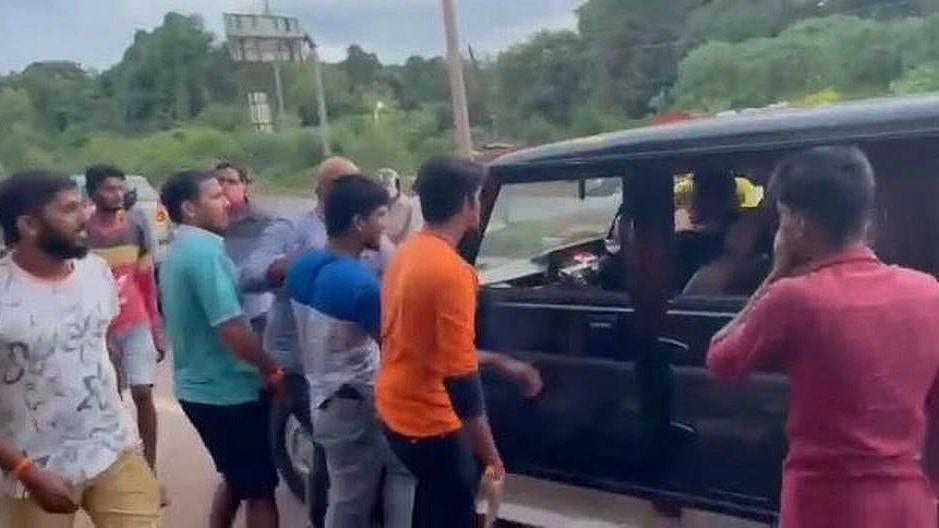 “இவங்க கூட எல்லாம் சேரக்கூடாது” : மருத்துவ மாணவர்களைத் தாக்கி மதவெறி கும்பல் அட்டூழியம்!