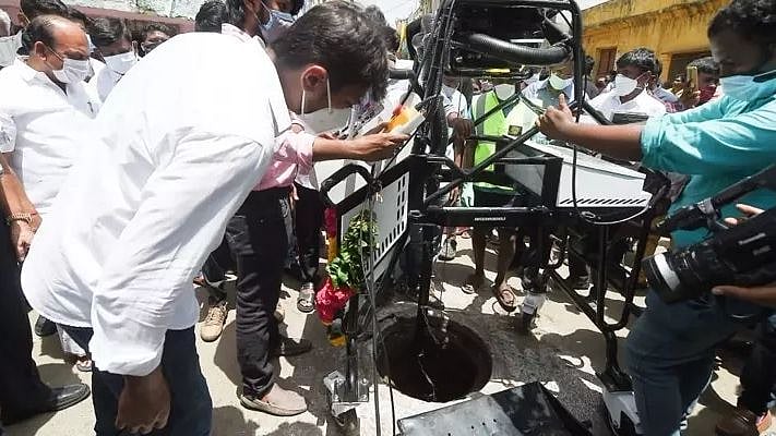 ”கழிவுநீரை அகற்ற மனிதர்களை பயன்படுத்துவதில்லை” - சென்னை ஐகோர்ட்டில் தமிழ்நாடு அரசு பதில்!