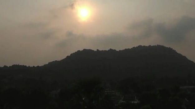 “பகலிலேயே இருட்டாகும் அதிசய கிராமம்” : காரணம் என்ன தெரியுமா?