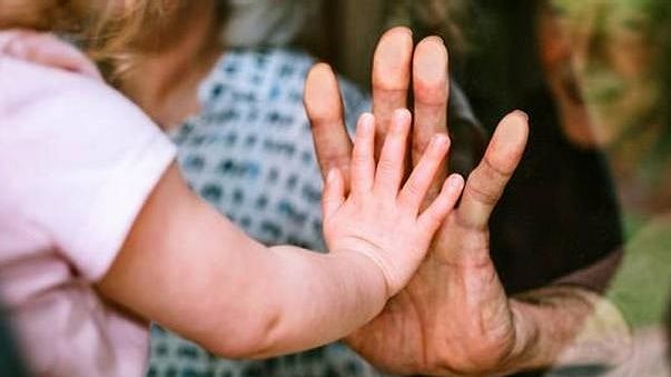 கொரோனா பாதித்த குழந்தைக்கு வாயோடு வாய் வைத்து சுவாசமளித்து காப்பாற்றிய செவிலியர் - ஒரு நெகிழ்ச்சிக் கதை!