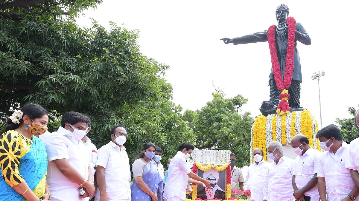 “மகாகவி நாள்” : மகாகவி பாரதியாரின் திருவுருவப் படத்திற்கு முதலமைச்சர் மு.க.ஸ்டாலின் மலர்தூவி மரியாதை !