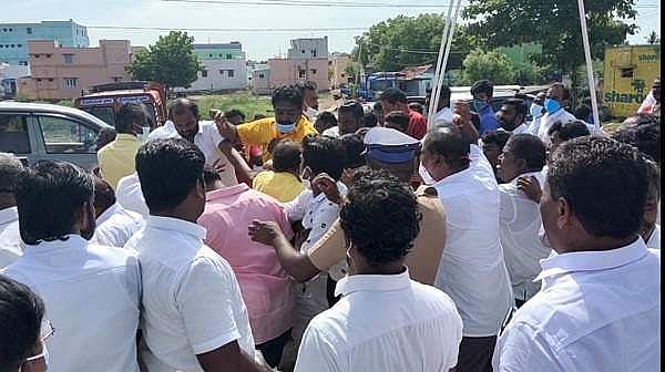 EPS போனதும் நடு ரோட்டில் முட்டி மோதிய அதிமுகவினர்; உச்சத்தில் உட்கட்சி பூசல்; சாத்தூரில் பரபரப்பு!