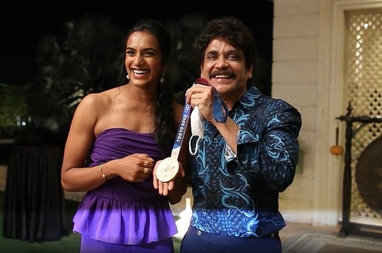 ஒலிம்பிக்கில் தொடர்ந்து 2 பதக்கங்களை வென்ற சிந்து: வீட்டுக்கே அழைத்து கவுரவித்த சூப்பர் ஸ்டார் குடும்பம்!