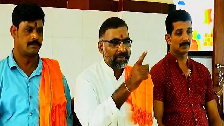 “நாங்கள் காந்தியையே விட்டுவைக்கவில்லை.. நீங்கள் யார்?” : இந்து மகா சபை நிர்வாகி சர்ச்சை பேச்சு!