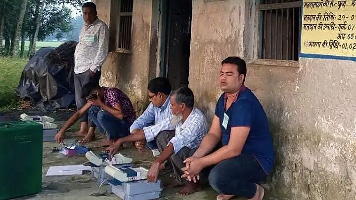 “சேர் கூட இல்லை... தரையில் அமர்ந்து வாக்குப்பதிவு” : பீகாரில் பஞ்சாயத்துத் தேர்தலின்போது நடந்த அவலம்!