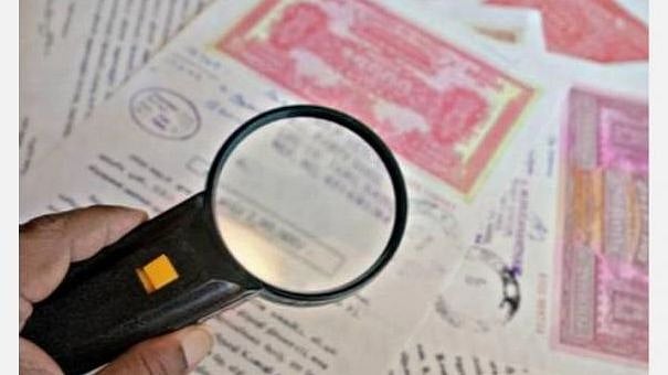 போலி ஆவணம்; ஆள்மாறாட்டம்; நிலங்களை அபகரித்து சொகுசு வாழ்க்கை - சென்னையில் பிடிபட்ட ஆசாமிகள்!