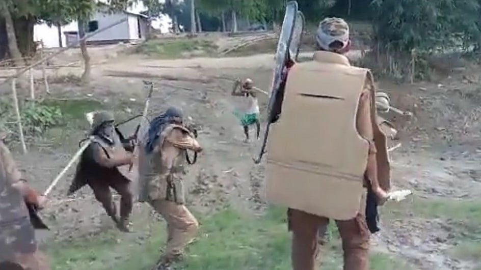 துப்பாக்கியால் சுடப்பட்டு சுருண்டு விழுந்தவரை லத்தியால் தாக்கிய போலிஸ்... பா.ஜ.க ஆளும் அசாமில் கொடூரம்!