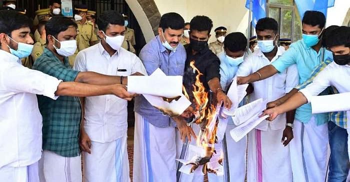 பாடத்திட்டத்தை காவிமயமாக்குவதா? விசாரணை வளையத்தில் சிக்கிய கண்ணூர் பல்கலை - பினராயி விஜயன் அதிரடி!