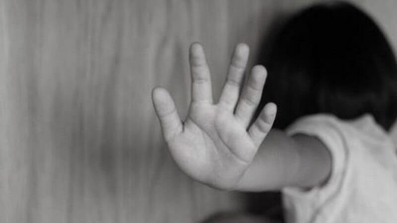 காதலிக்க மறுத்ததால் சிறுமியின் பல்லை உடைத்து இளைஞன் வெறிச்செயல் - சென்னையில் பரபரப்பு!