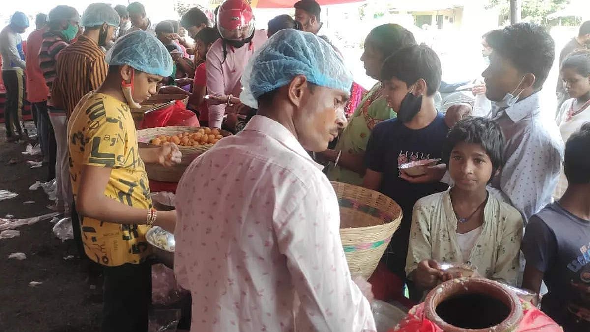 பெண் குழந்தை பிறந்ததை விமரிசையாக கொண்டாடிய பானி பூரி வியாபாரி... ம.பி.யில் நெகிழ்ச்சி சம்பவம்!