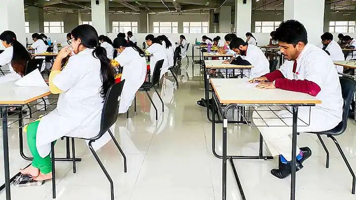 மருத்துவ மாணவர்கள் RSS தலைவரை பற்றி படிக்கவேண்டுமா? : பா.ஜ.கவின் காவித் திணிப்புக்கு வலுக்கும் எதிர்ப்பு!