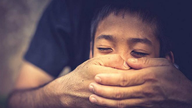 காதலுக்கு இடைஞ்சல்: சொந்த மகனை பிரம்பால் அடித்து கொலை.. தாயின் வெறிச்செயல் - கிருஷ்ணகிரியில் கொடூரம்!