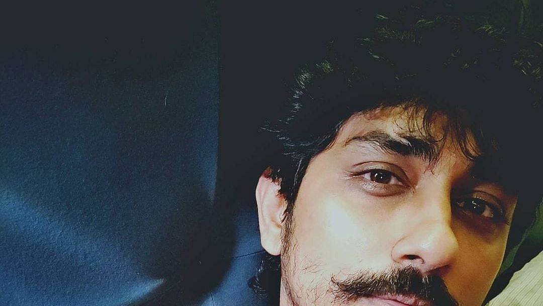 நடிகர் சித்தார்த் லண்டன் சென்றது ஏன்? : இயக்குநர் சொன்ன காரணம் - அதிர்ச்சியில் ரசிகர்கள்!