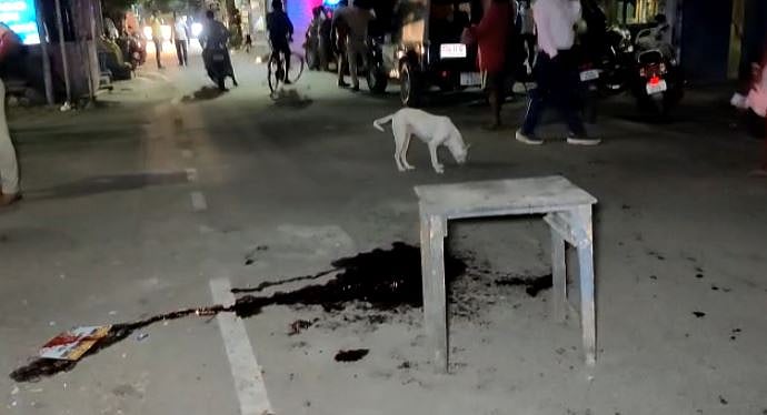 நடு ரோட்டில் ரத்தம் சொட்ட சொட்ட ரவுடி வெட்டிக் கொலை: மர்ம நபர்கள் வெறிச்செயல் - மயிலையில் பரபரப்பு!