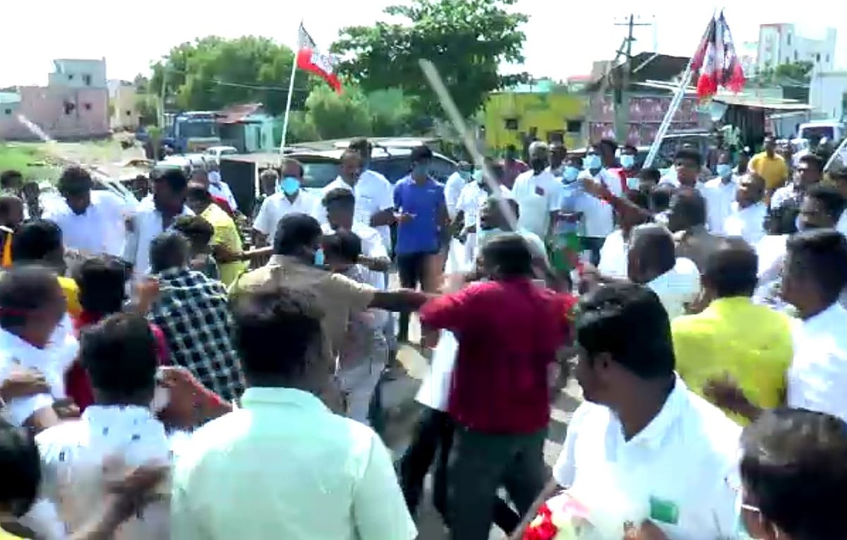 EPS போனதும் நடு ரோட்டில் முட்டி மோதிய அதிமுகவினர்; உச்சத்தில் உட்கட்சி பூசல்; சாத்தூரில் பரபரப்பு!