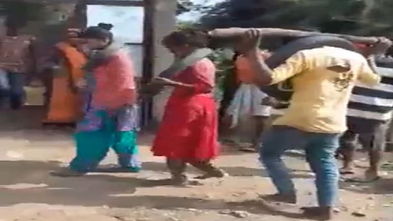 ம.பியில் காதலனுடன் ஓட்டம் பிடித்த இளம்பெண்; உதவியவரையும் விடாத உறவினர்கள்; நூதன தண்டனையால் சிக்கிய தந்தை!