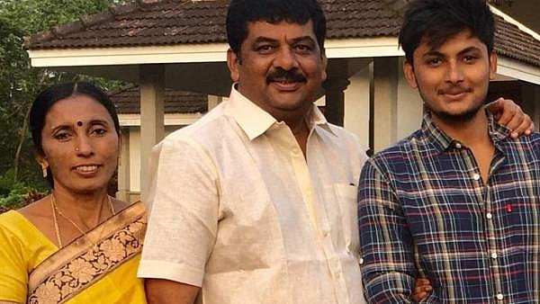 ஜீரணிக்க முடியாத துயரத்திலும் மக்கள் நலப்பணி காணும் ஒசூர் திமுக MLA : திகைப்பில் ஆழ்ந்த மக்கள்!