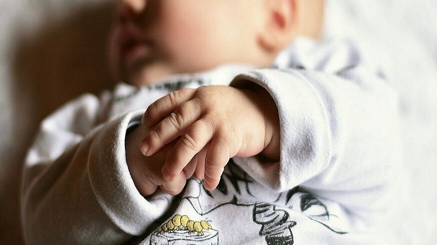 
 கணவனை ஏமாற்றி பெற்ற குழந்தையை ரூ.3 லட்சத்துக்கு விற்ற கொடூரத் தாய்: பகீர் சம்பவத்தின் பின்னணி!