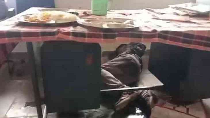 “மாணவர்கள் முன் குடித்து விட்டு வகுப்பறையில் தூங்கிய தலைமை ஆசிரியர்” : சட்டீஸ்கரில் நடந்த அவலம்!