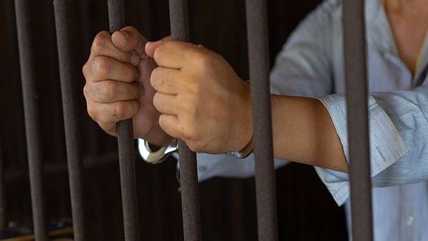 பெண் போலிஸ் முன்பு நிர்வாணமாக நின்ற கைதி: குஜராத் காவல்நிலையத்தில் அதிர்ச்சி சம்பவம்!