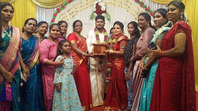 “மணமக்களை திகைக்க வைத்த பரிசு...” : மோடி அரசை விமர்சிக்கும் வகையில் மண் அடுப்பை பரிசளித்த செவிலியர்கள்!