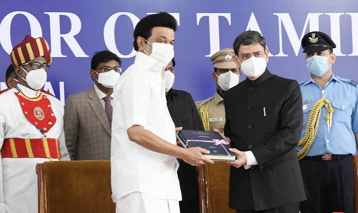 ஆளுநராக பொறுப்பேற்றார் ஆர்.என்.ரவி.. ஆளுநருக்கு முதலமைச்சர் மு.க.ஸ்டாலின் வழங்கிய புத்தகம் என்ன தெரியுமா?