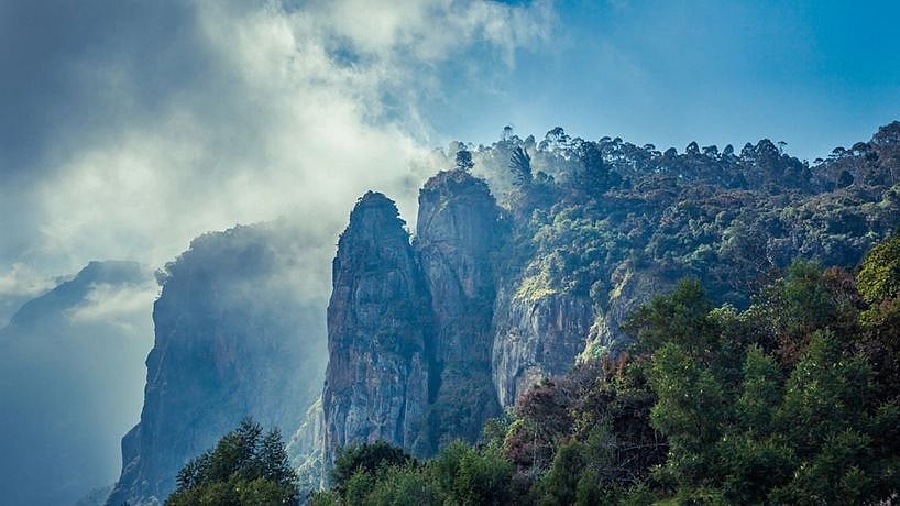 ஃபேஸ்புக்கில் வீடியோ வெளியிட்டு மலையுச்சியில் இருந்து குதித்த காதலன் உயிரிழப்பு - ஆபத்தான நிலையில் காதலி!