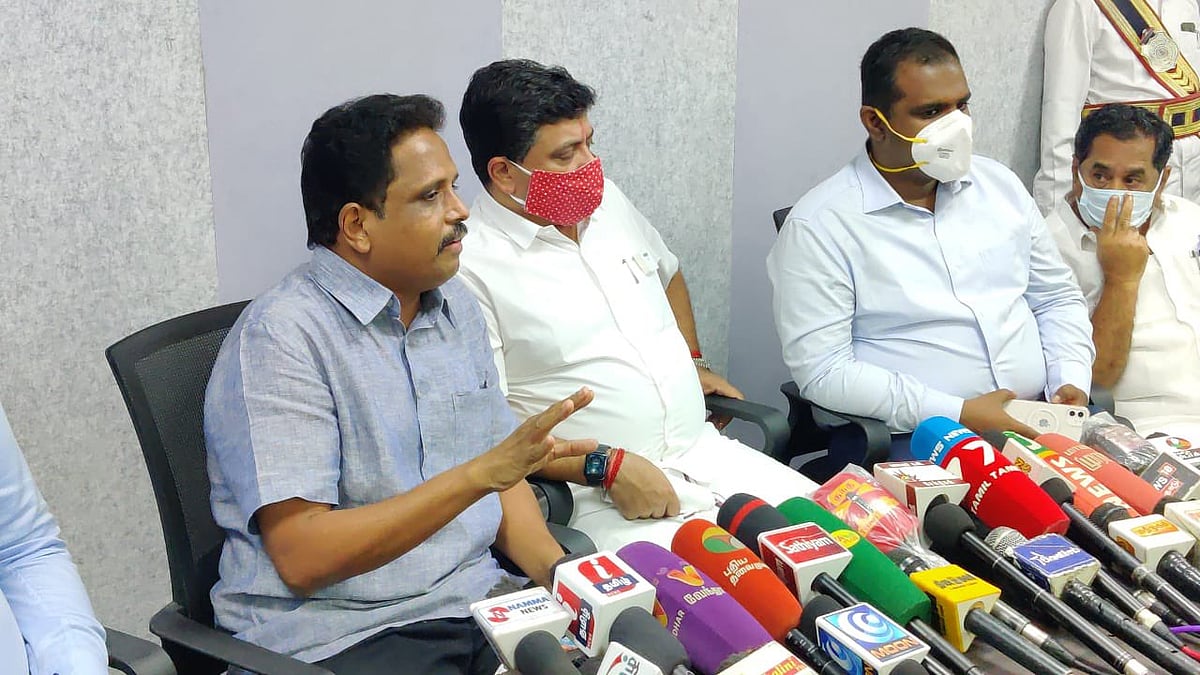 “வடிவேலு காமெடி போல உண்மையிலேயே பஸ் ஸ்டாண்டை காணவில்லை” : சு.வெங்கடேசன் எம்.பி சாடல்!