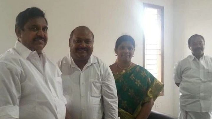 எடப்பாடியின் உறவினர் எனக் கூறி ரூ.4.5 கோடி அபேஸ்: நீதி கேட்டு ஆட்சியர் அலுவலகத்தில் குவிந்த ஓட்டுநர்கள்!