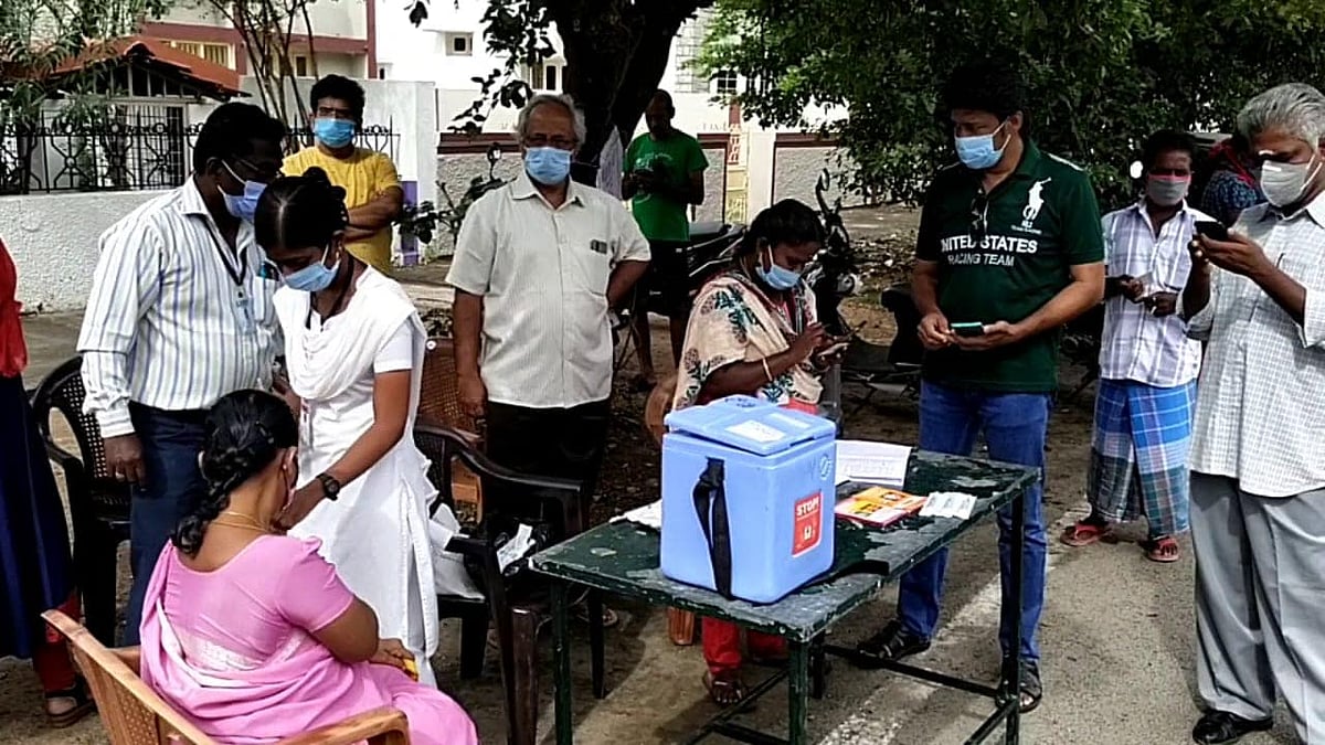 “ஒரு மணி நேரத்துக்கு ஒருமுறை குலுக்கல் முறையில் தங்கக்காசு - செல்போன் பரிசு”: தடுப்பூசி முகாமில் அசத்தல்!