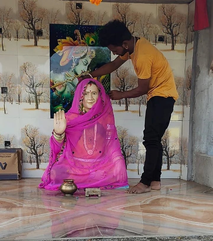 இதுவும் தாஜ்மஹால்தான்... கொரோனாவால் இறந்த மனைவிக்கு கோயில் கட்டிய காதல் கணவர்!