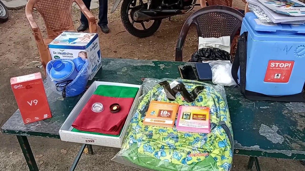 “ஒரு மணி நேரத்துக்கு ஒருமுறை குலுக்கல் முறையில் தங்கக்காசு - செல்போன் பரிசு”: தடுப்பூசி முகாமில் அசத்தல்!