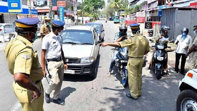 “பொதுமக்களை தரைகுறைவாக ‘டா, டி’ போட்டு பேசக்கூடாது” :
காவல்துறையை எச்சரித்த கேரள உயர்நீதிமன்றம் !
