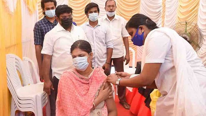 2வது மெகா தடுப்பூசி முகாம் தொடக்கம்.. இன்று ஒரே நாளில் 15 லட்சம் பேருக்கு தடுப்பூசி செலுத்த திட்டம்!