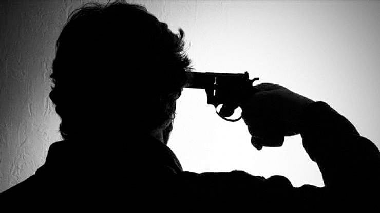 பாக்கெட் மணி தரமறுத்த தந்தை... துப்பாக்கியால் சுட்டுக்கொண்டு மகன் தற்கொலை : பெங்களூருவில் அதிர்ச்சி!