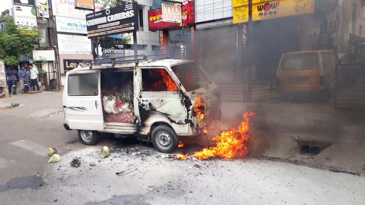 ஓட்டிக் கொண்டிருக்கும் போதே தீப்பிடித்த ஆம்னி கார்; கோடம்பாக்கம் அருகே நடு ரோட்டில் நடந்தது என்ன?