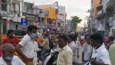 “என் மீது கை வைத்தால் அவ்வளவுதான்” : குடிபோதையில் காவலர்களிடம் ரகளையில் ஈடுபட்ட பா.ஜ.க நிர்வாகி !