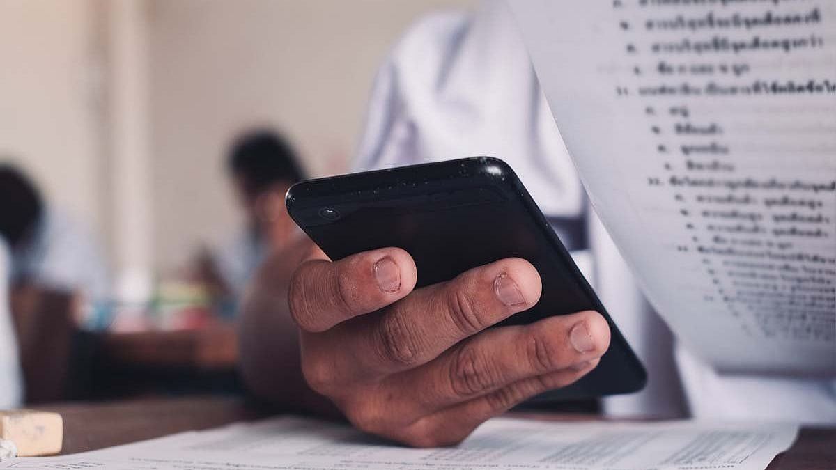 ரூ.35 லட்சம் பேரம்: தேர்வறையில் இருந்து Whatsapp மூலம் லீக்கான நீட் வினாத்தாள் - ஜெய்பூரில் நடந்தது என்ன?