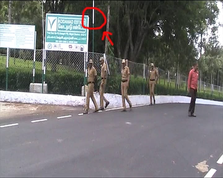 கொடநாடு: சம்பவத்துக்கு முன்பு வரை ரோந்து பணியில் துப்பாக்கி ஏந்திய போலிஸார்; சர்ச்சையை கிளப்பிய போட்டோஸ்!