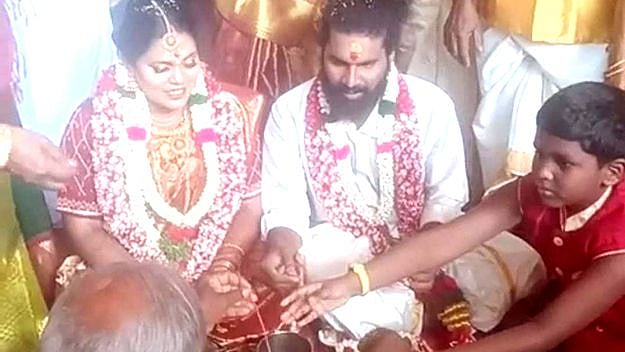 “பெரியாரின் கருத்துகளே இதற்குக் காரணம்” : மகன் தாலி எடுத்து கொடுத்து மறுமணம் செய்த பெண் நெகிழ்ச்சி!