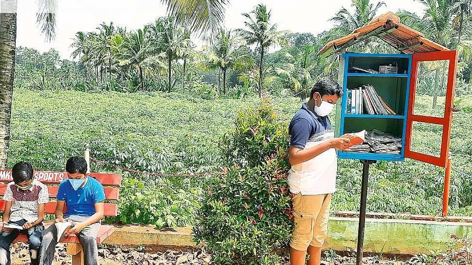 "ஒரு கிராமமே நூலகமானால் எப்படி இருக்கும்?" : சாதித்துக் காட்டிய சேட்டன்கள்!
