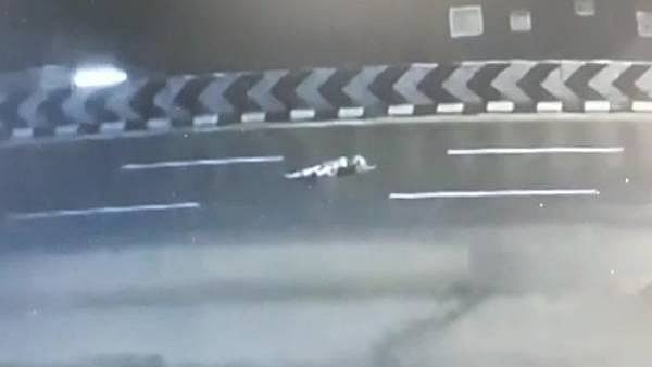 சாலையில் வீசப்பட்ட பெண் சடலம் வழக்கில் திடீர் திருப்பம்: குற்றவாளியைக் காட்டிக் கொடுத்த மெக்கானிக் ஷெட் !