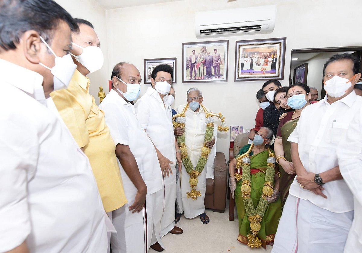“தலையெடுக்கும் புதிய அரசியல் நாகரிகம்” : ஆர்.எம்.வீரப்பன் இல்லத்துக்கே சென்று வாழ்த்திய முதலமைச்சர்!