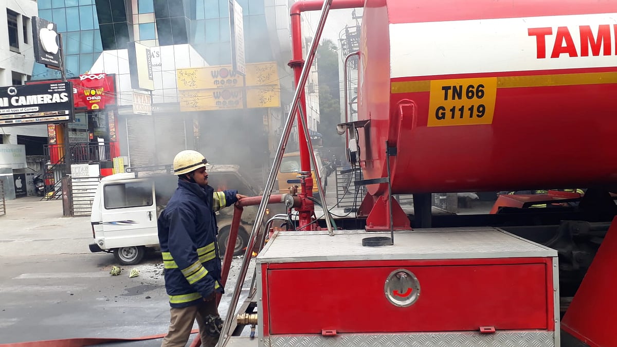 ஓட்டிக் கொண்டிருக்கும் போதே தீப்பிடித்த ஆம்னி கார்; கோடம்பாக்கம் அருகே நடு ரோட்டில் நடந்தது என்ன?