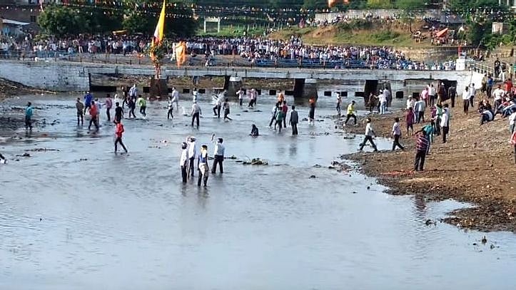 மூடநம்பிக்கையின் உச்சம்.. 
 ‘கல்வீச்சு’ திருவிழாவால் 400க்கும் மேற்பட்டோர் படுகாயம் -  என்ன காரணம்?