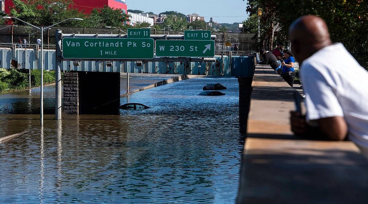 மாகாணங்களை சூழ்ந்த வெள்ளம்.. இந்தியர்கள் உட்பட 40 பேர் பலி: அமெரிக்காவை புரட்டி போட்ட ஜடா புயல்! #Photos