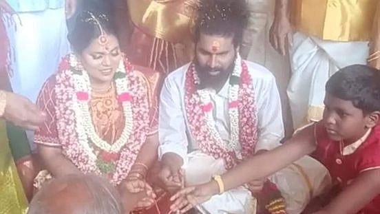 “தாயின் திருமணத்திற்கு தாலி எடுத்துக் கொடுத்த மகன்” - மதுரையில் ஒரு நெகிழ்ச்சி நிகழ்வு!